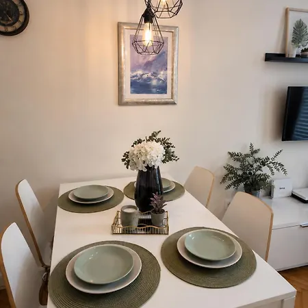 Apartament 10 , Self Check-in & Free Public Parking