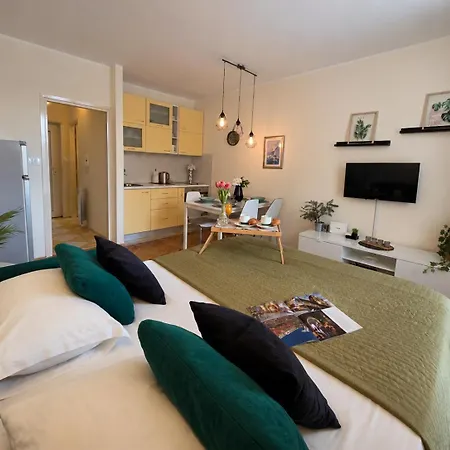 10 , Self Check-in & Free Public Parking Apartament Split